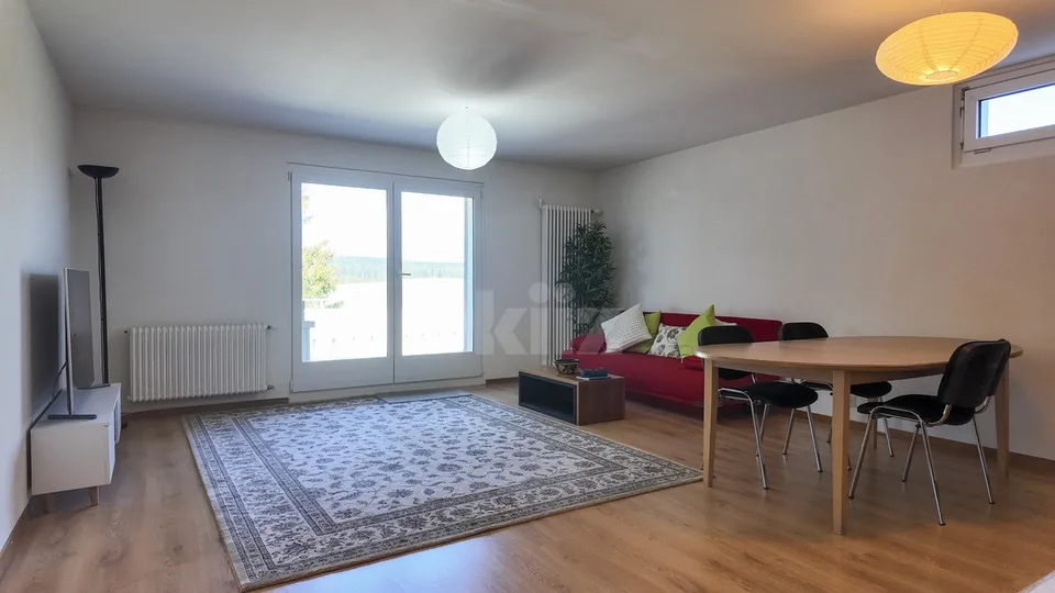 Casa con 3 appartamenti e laboratori con grande potenziale