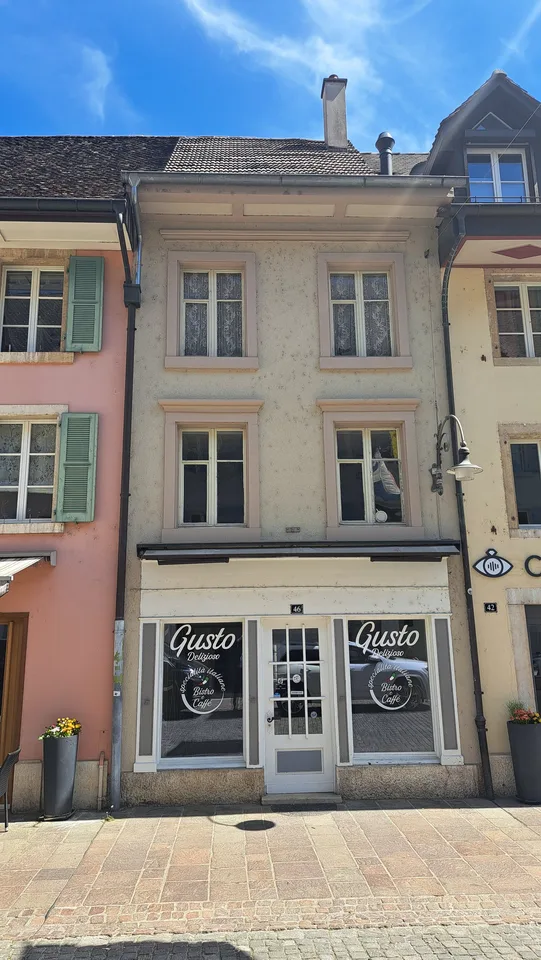 Casa unifamiliare da ristrutturare con negozio in posizione centrale