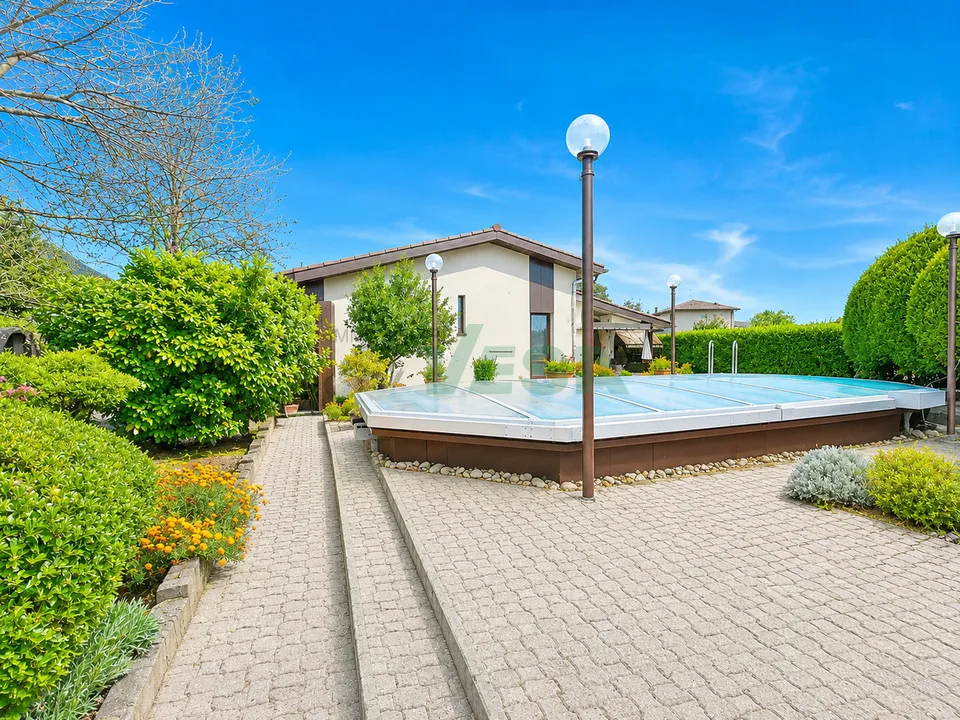 Accogliente villa unifamiliare su un piano con bel giardino e piscina