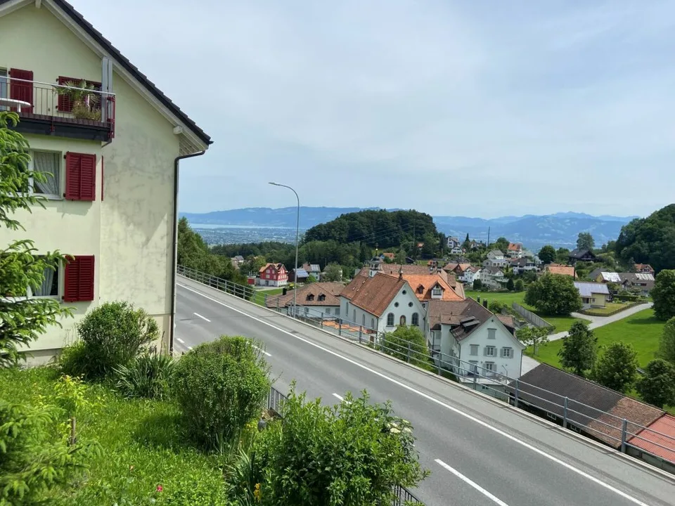 Espace de vie confortable avec vue sur le lac