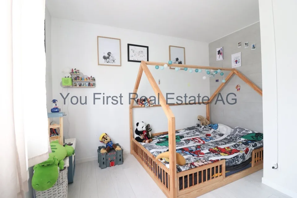 Casa familiare nuova con piscina e parco giochi – foto 7 di 13