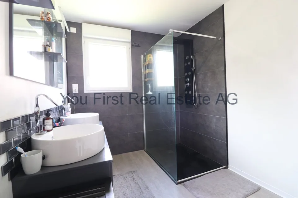Casa familiare nuova con piscina e parco giochi – foto 9 di 13