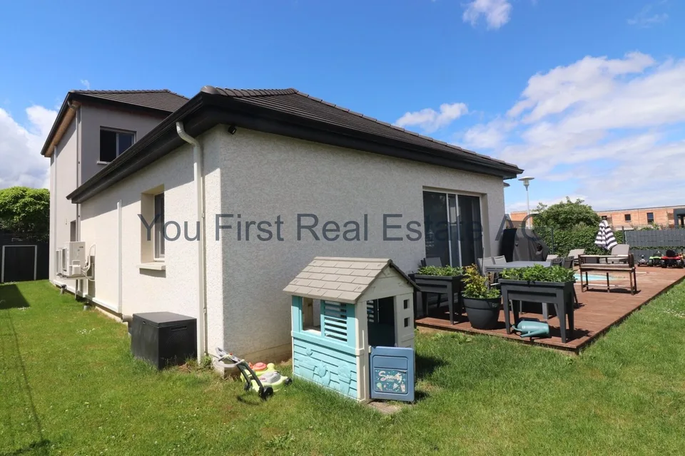 Neuwertiges Familienhaus mit Pool und Spielplatz