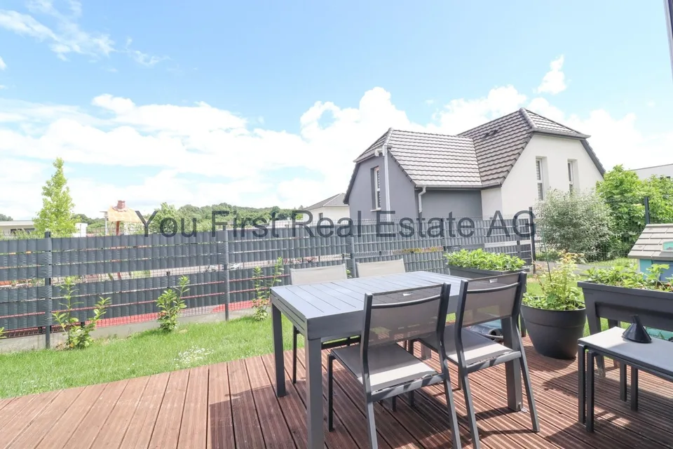 Neuwertiges Familienhaus mit Pool und Spielplatz
