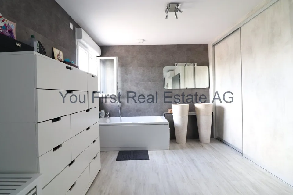 Casa familiare nuova con piscina e parco giochi – foto 11 di 13