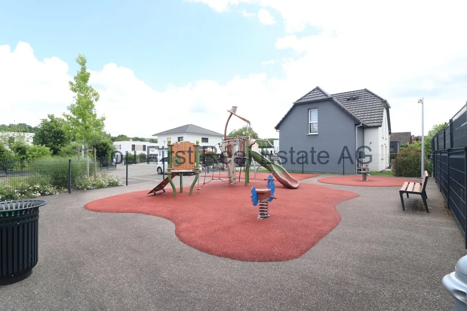 Casa familiare nuova con piscina e parco giochi – foto 12 di 13