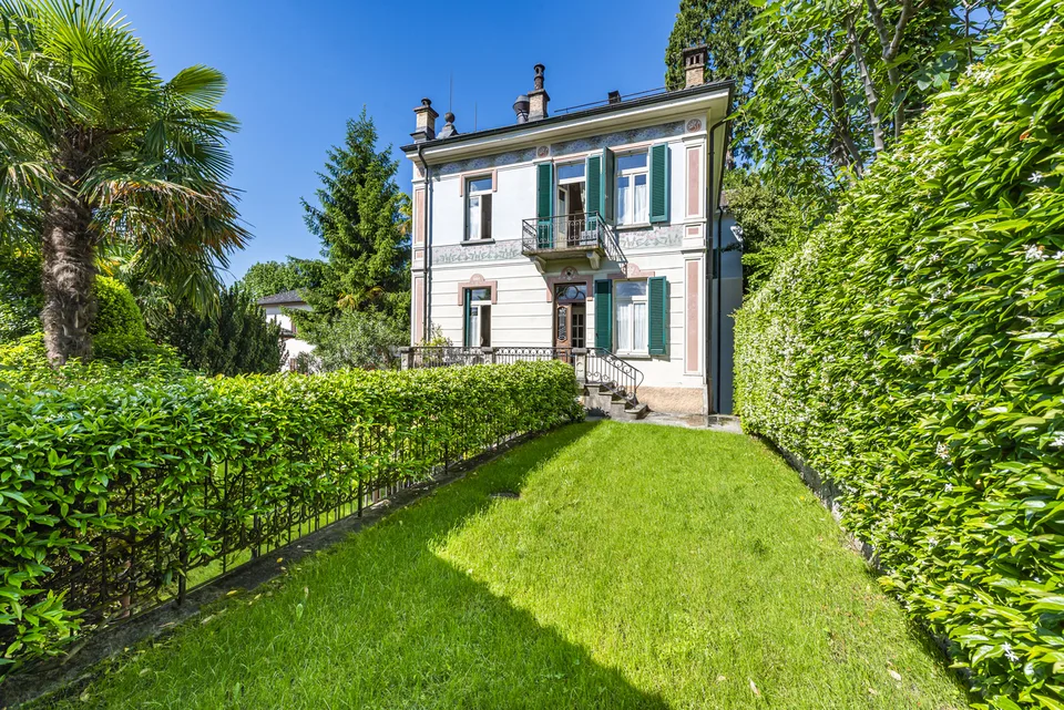 Villa Frisco | Affascinante Villa d'Epoca con Vista Lago a Minusio