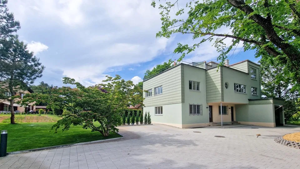 Duplex 6,5 Zimmer mit herrlichem Garten und Terrassen in einer architektonisch gestalteten, vollständig renovierten Villa, 300 m von der LEB-Bahnhof in Bercher entfernt