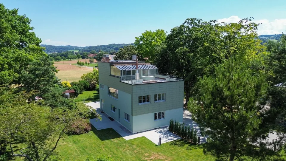 Duplex 6,5 Zimmer mit herrlichem Garten und Terrassen in einer architektonisch gestalteten, vollständig renovierten Villa, 300 m von der LEB-Bahnhof in Bercher entfernt