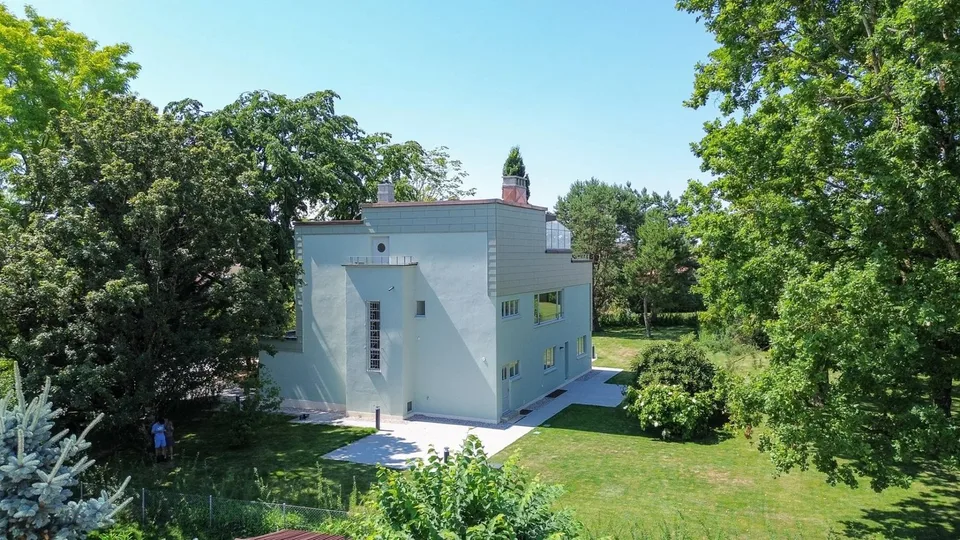 Duplex 6,5 Zimmer mit herrlichem Garten und Terrassen in einer architektonisch gestalteten, vollständig renovierten Villa, 300 m von der LEB-Bahnhof in Bercher entfernt