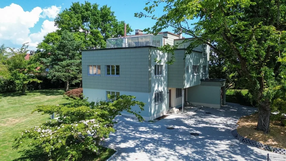 Duplex 6,5 pcs avec splendide jardin et terrasses dans Villa d'architecte intégralement rénovée, à 300 m. de la gare du LEB à Bercher