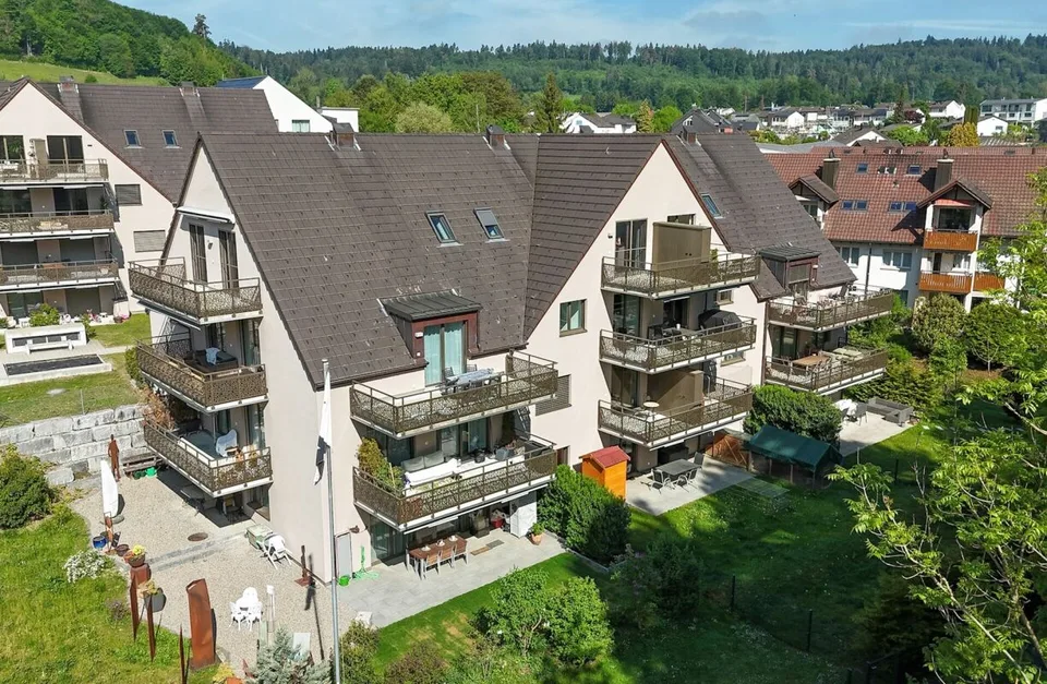 3.5-Zimmer-Dachwohnung mit zwei Balkone an ruhiger und grüner Lage