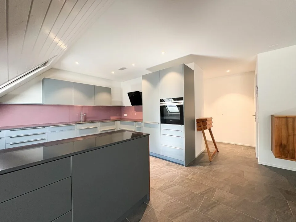 Appartement de 3,5 pièces en attique avec deux balcons dans un endroit calme et verdoyant