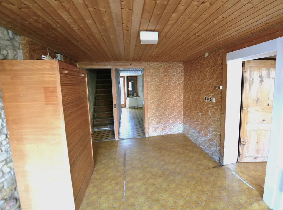 Proprietà mista da ristrutturare situata a Bure