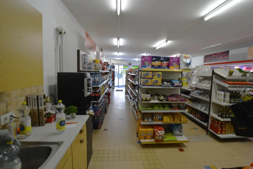 Proprietà mista da ristrutturare situata a Bure