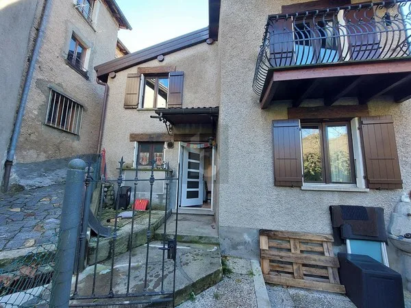 Vendiamo casa di nucleo con giardino