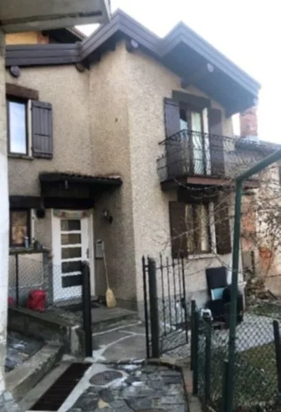 Vendiamo casa di nucleo con giardino