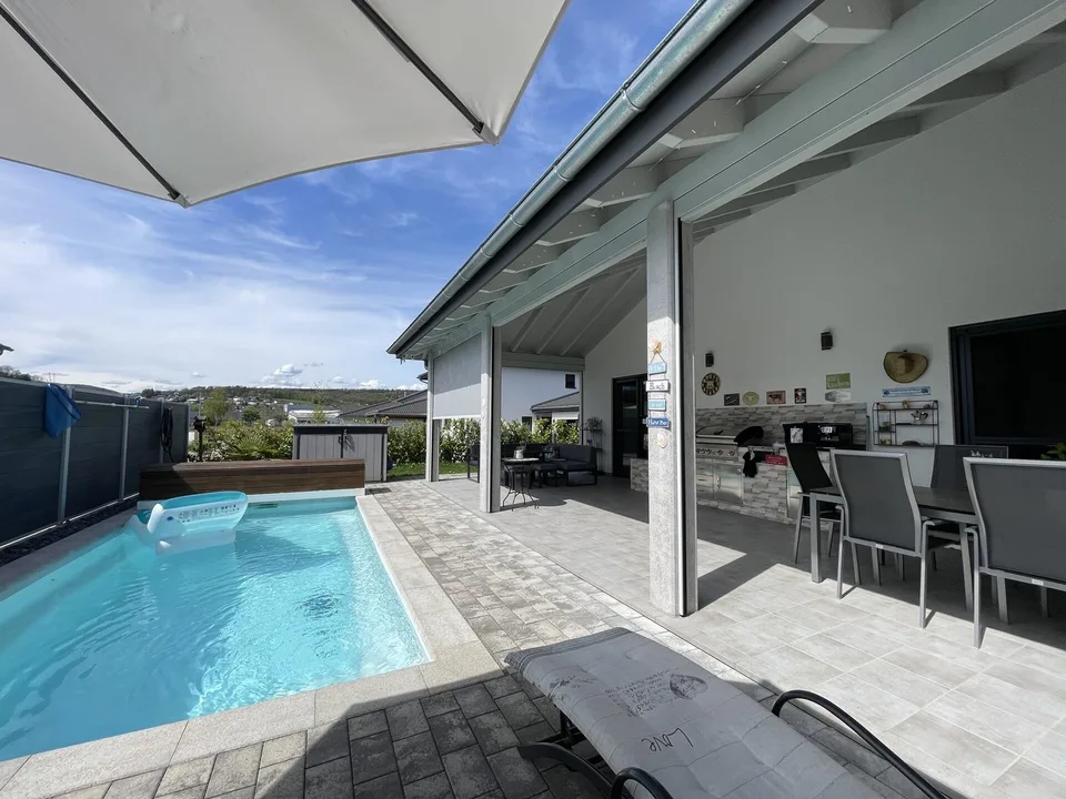 Ampio e luminoso Modern Luxury Bungalow nel verde