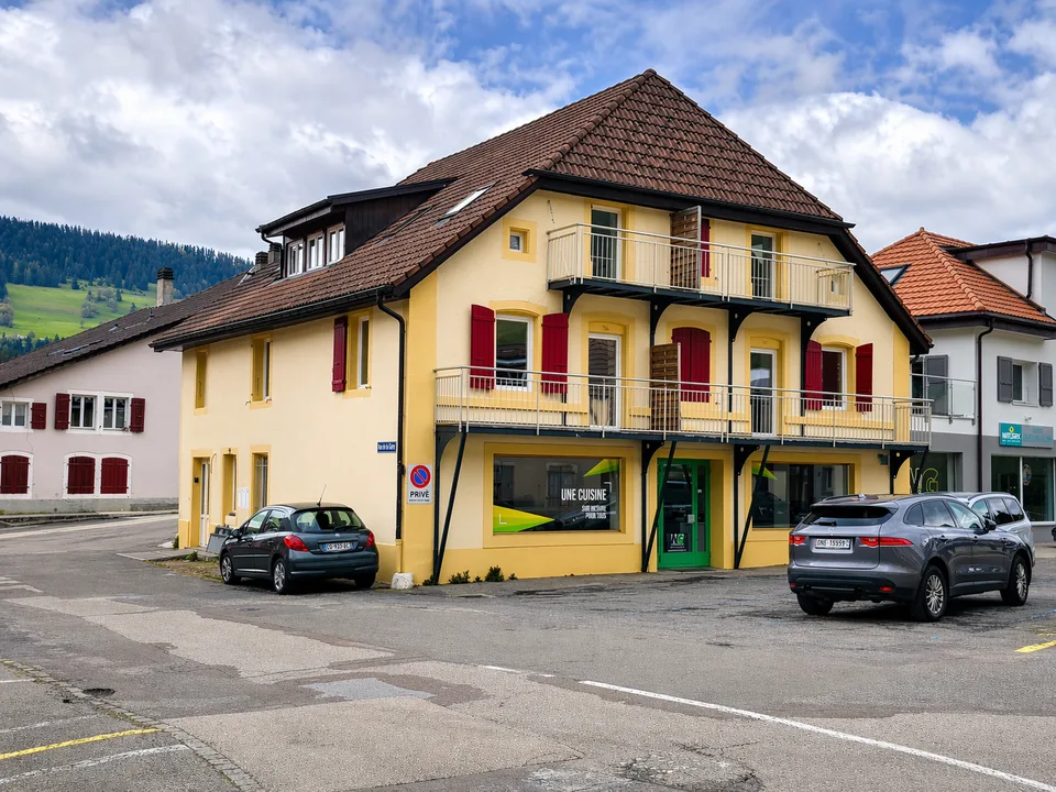 Charmante maison rénovée à Couvet avec balcon et parking 13, Couvet - Immeuble mixte à vendre
