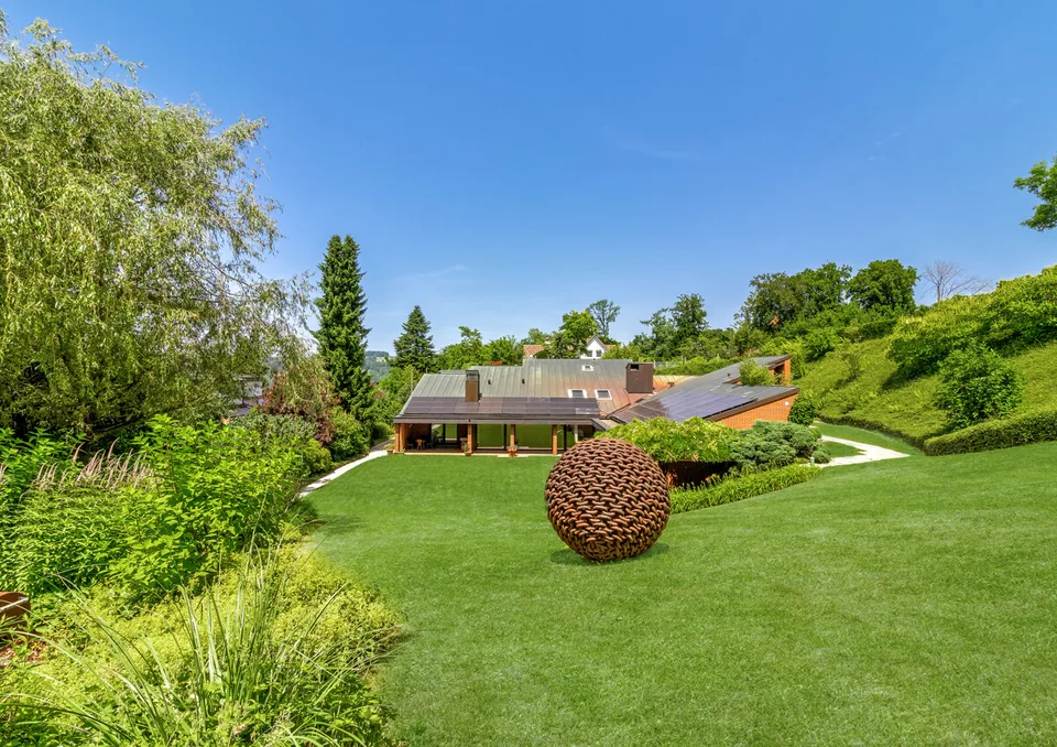 Villa mit Traumgarten und viel Privatsphäre