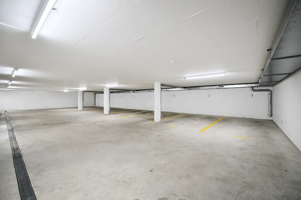 BUREAUX PRÊTS À L'EMPLOI AVEC BEAUCOUP DE LUMIÈRE DU JOUR – photo 12 sur 13