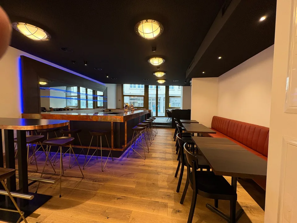 Neue wunderschön eingerichtete Bar mit Multifunktionsraum im Zentrum von Altdorf