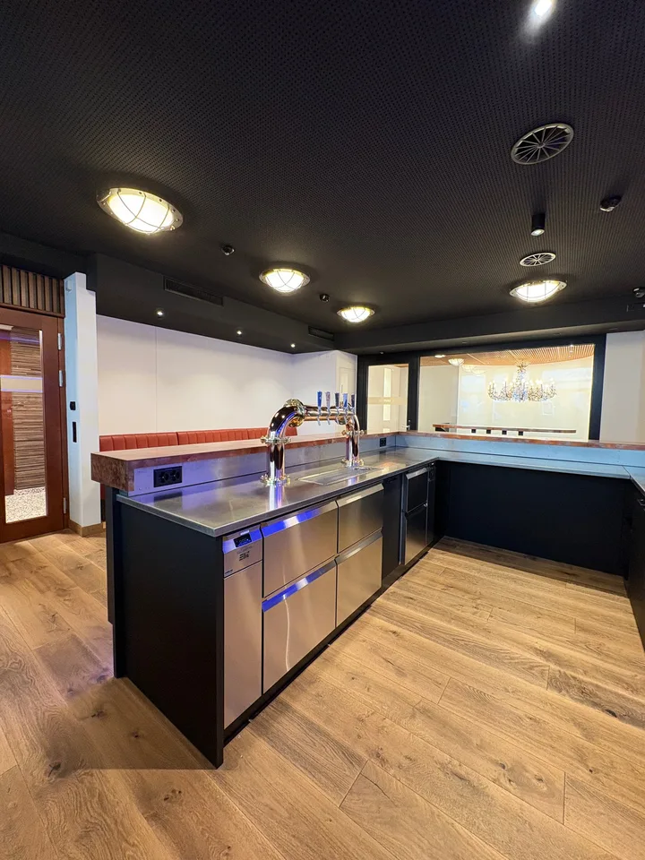 Neue wunderschön eingerichtete Bar mit Multifunktionsraum im Zentrum von Altdorf – Foto 6 von 14