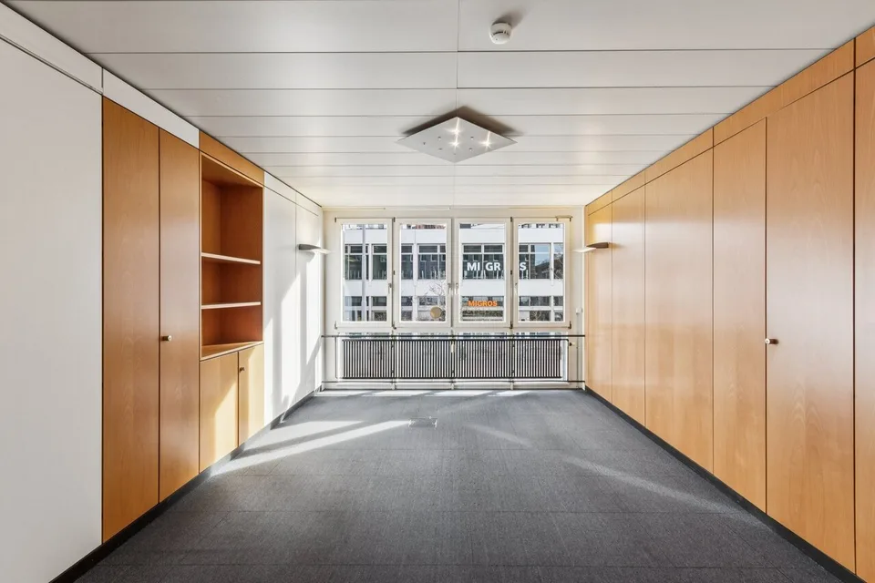 Espace de bureau aménagé avec cloisonnement de petit bureau dans un emplacement de premier choix – photo 10 sur 12