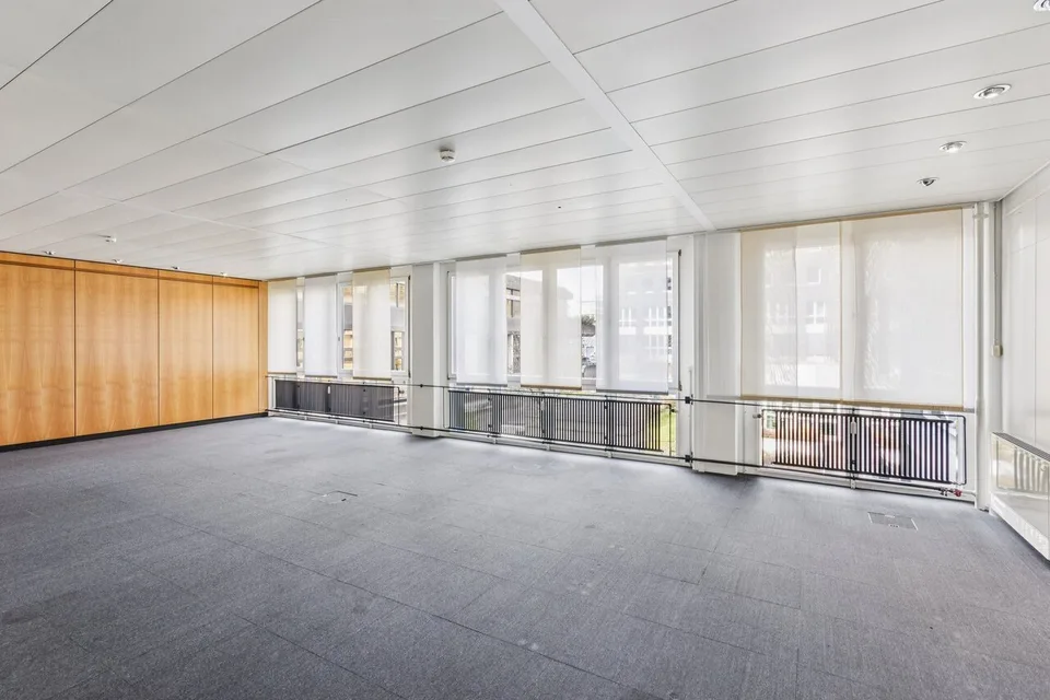 Espace de bureau aménagé avec cloisonnement de petit bureau dans un emplacement de premier choix – photo 11 sur 12