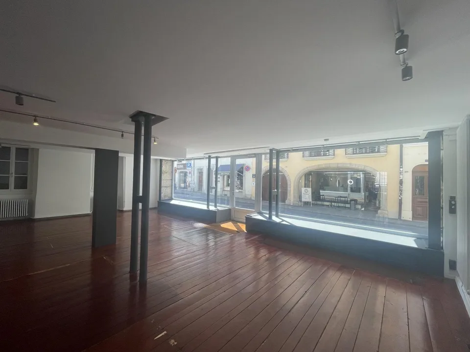 ARCADE COMMERCIAL DE 120 M2 AU COEUR DE NYON