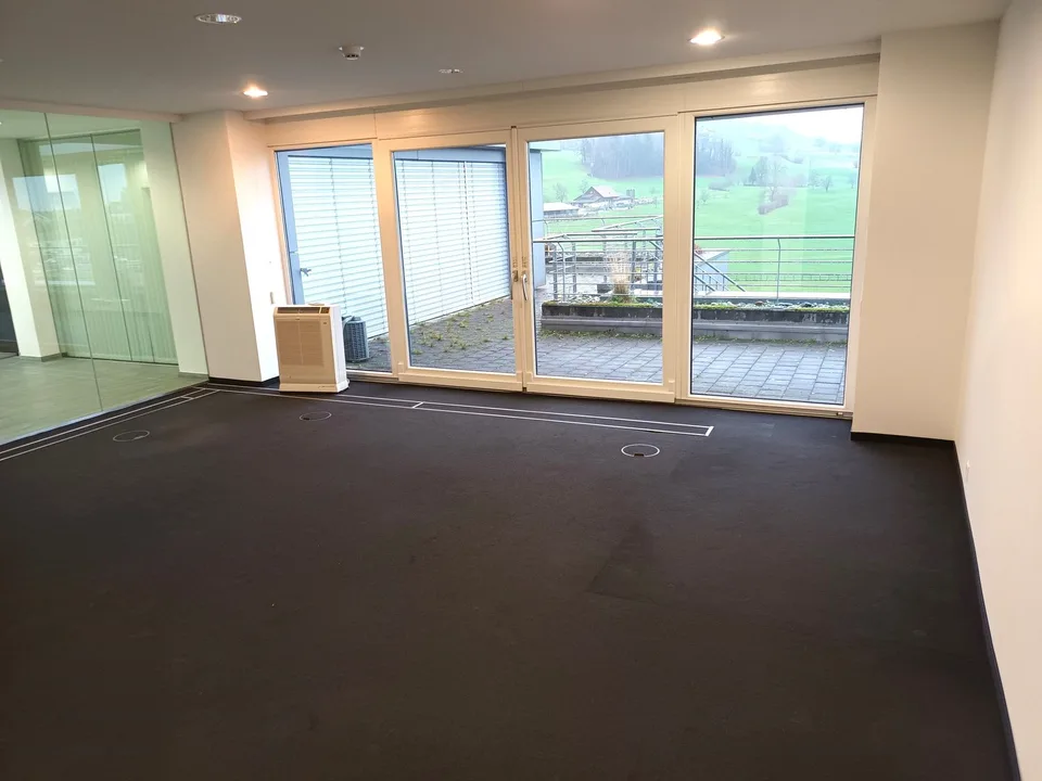 Grosszügiges Kleinbüro mit Blick ins Grüne