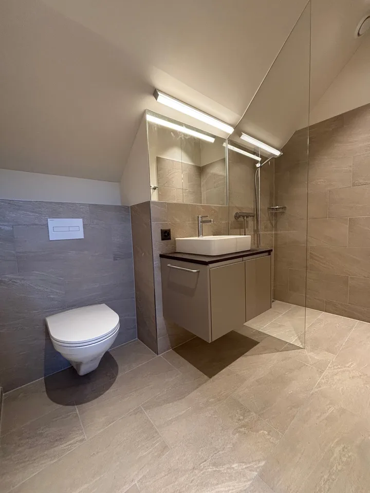 Moderne Neubau 4.5-Zimmer-Maisonette-Wohnung in naturnaher Lage