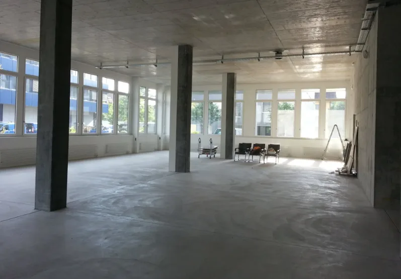 Moderne Gewerberäume mit 4.57 m Deckenhöhe