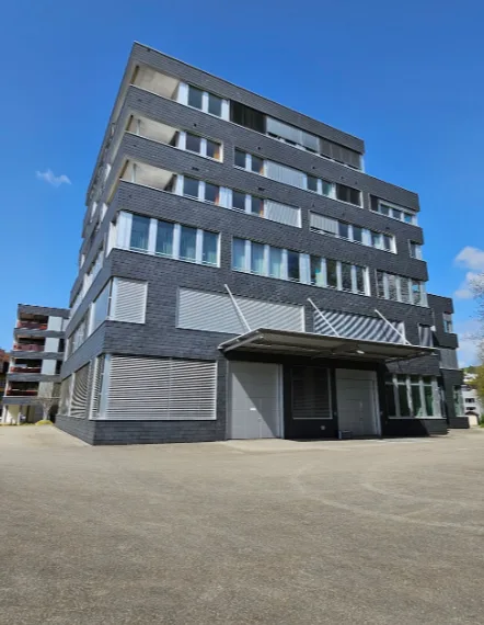 Modern commercial spaces with 4.57 m ceiling height