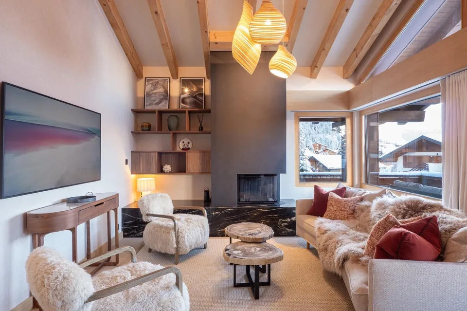 LOCATION SAISONNIÈRE : Appartement duplex de 4 chambres et 3 salles de bains, situé dans le centre de Verbier, avec un grand balcon panoramique offrant une vue imprenable sur les montagnes.