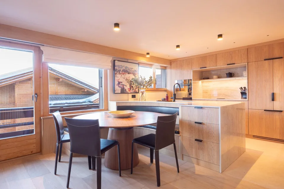 LOCATION SAISONNIÈRE: Duplex-Wohnung mit 4 Schlafzimmern und 3 Badezimmern, zentral in Verbier gelegen, mit großem Panoramabalkon und atemberaubendem Blick auf die Berge. – Foto 6 von 13