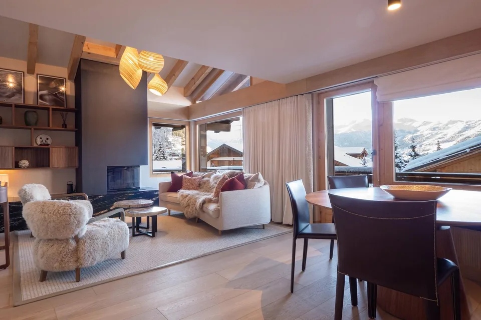 LOCATIOINE STAGIONALE: Appartamento duplex di 4 camere e 3 bagni, situato nel centro di Verbier, con ampio balcone panoramico che offre una vista mozzafiato sulle montagne.