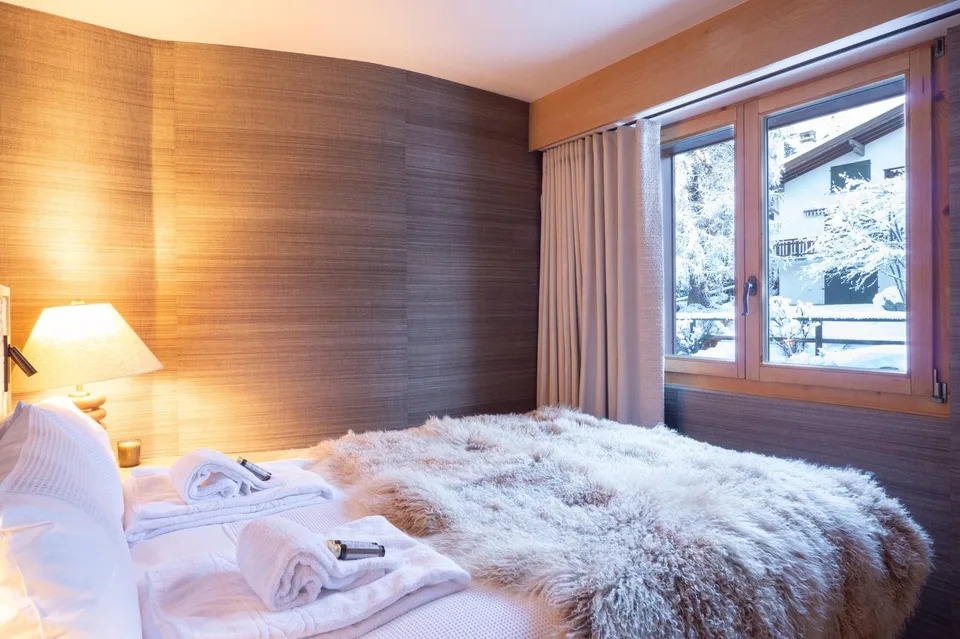 LOCATION SAISONNIÈRE: Duplex-Wohnung mit 4 Schlafzimmern und 3 Badezimmern, zentral in Verbier gelegen, mit großem Panoramabalkon und atemberaubendem Blick auf die Berge. – Foto 11 von 13