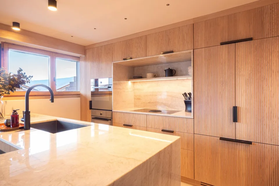 LOCATIOINE STAGIONALE: Appartamento duplex di 4 camere e 3 bagni, situato nel centro di Verbier, con ampio balcone panoramico che offre una vista mozzafiato sulle montagne.