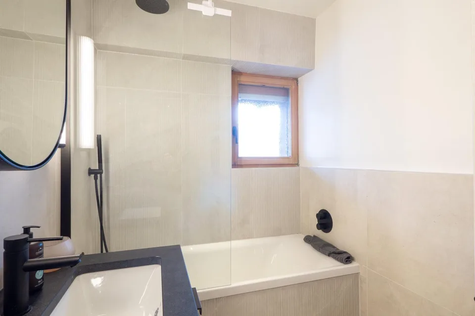 LOCATION SAISONNIÈRE: Duplex-Wohnung mit 4 Schlafzimmern und 3 Badezimmern, zentral in Verbier gelegen, mit großem Panoramabalkon und atemberaubendem Blick auf die Berge. – Foto 12 von 13