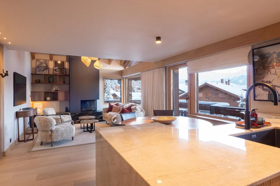 LOCATIOINE STAGIONALE: Appartamento duplex di 4 camere e 3 bagni, situato nel centro di Verbier, con ampio balcone panoramico che offre una vista mozzafiato sulle montagne.