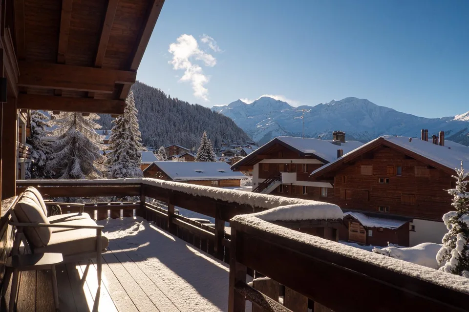 LOCATIOINE STAGIONALE: Appartamento duplex di 4 camere e 3 bagni, situato nel centro di Verbier, con ampio balcone panoramico che offre una vista mozzafiato sulle montagne.