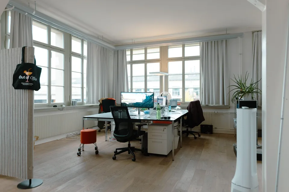 Espace de bureau spacieux et lumineux avec caractère