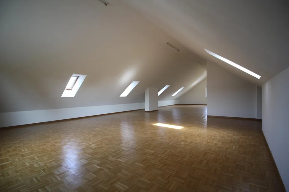 Grand espace d'atelier au dernier étage avec toilettes