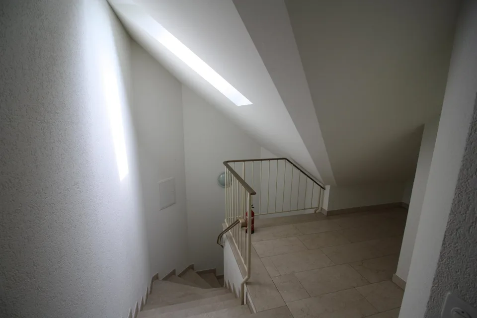 Grosser Atelierraum im Dachgeschoss mit Toilette – Foto 6 von 7