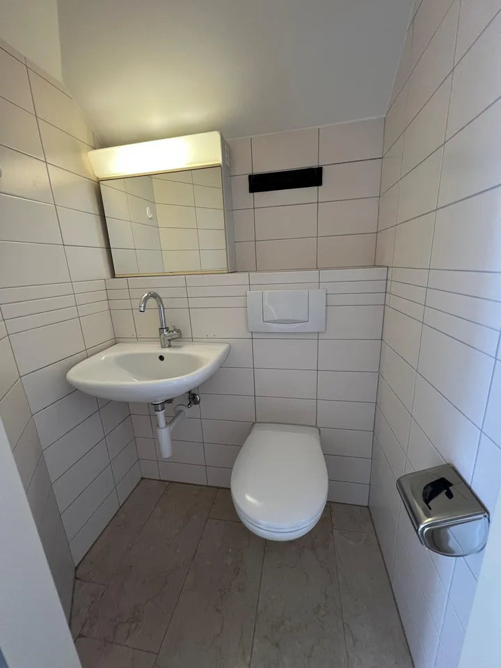 Grand espace d'atelier au dernier étage avec toilettes