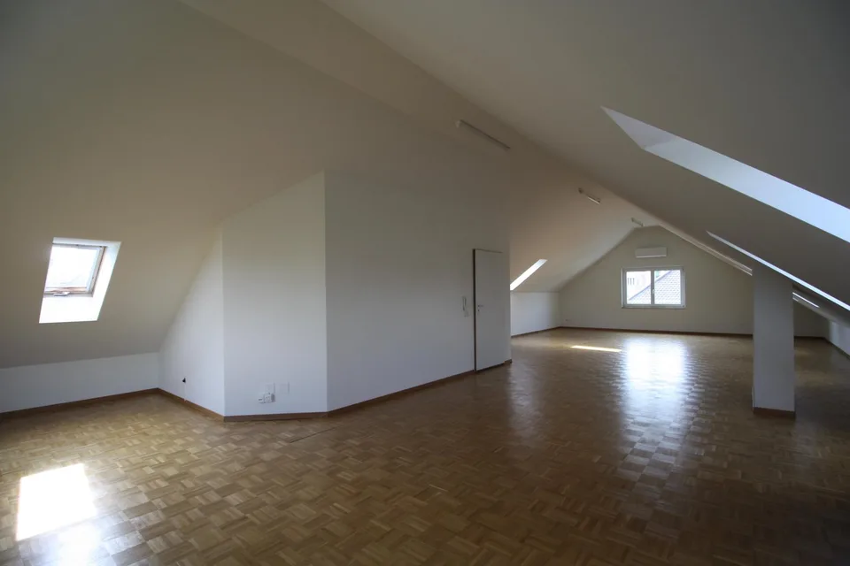 Grosser Atelierraum im Dachgeschoss mit Toilette