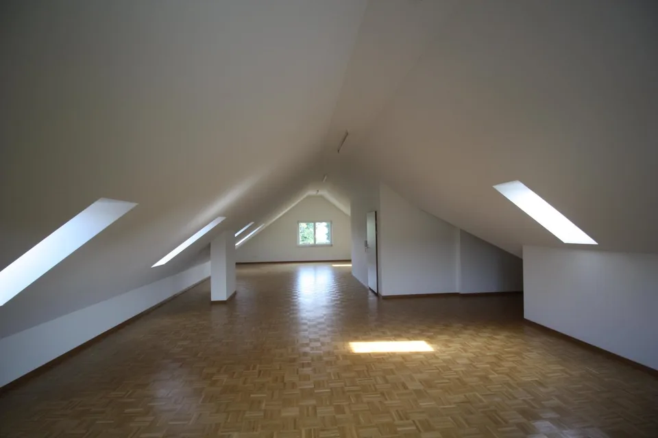 Grand espace d'atelier au dernier étage avec toilettes
