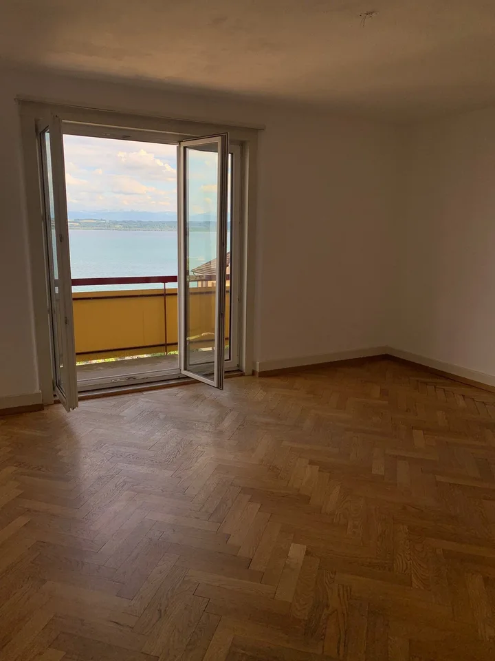 Magnifique appartement 3 pièces avec balcon et vue sur le lac à Neuchâtel