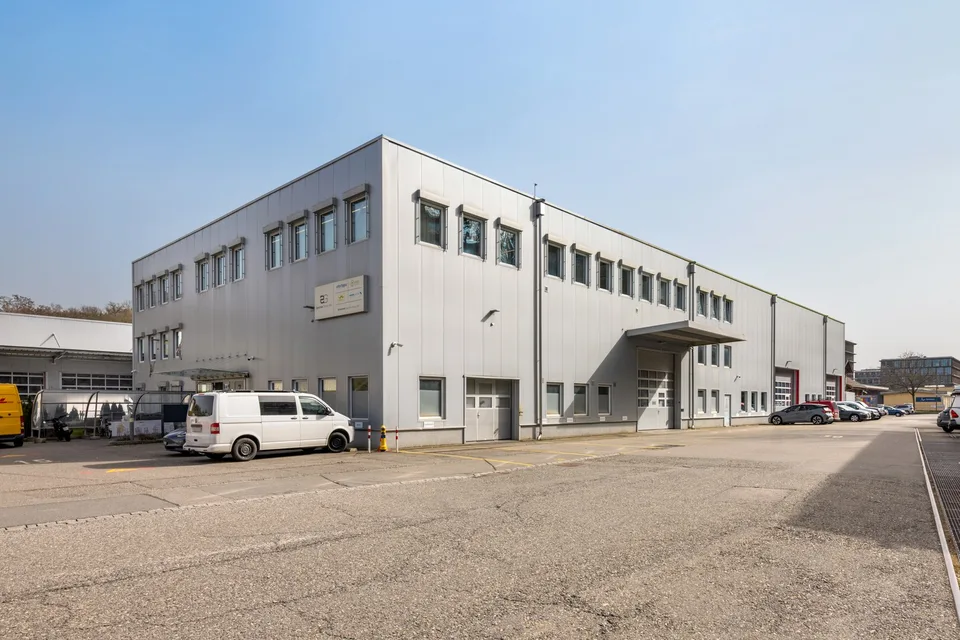 Gewerbezentrum mit Lager, Büro und Showroom an attraktiver Lage in Ittigen